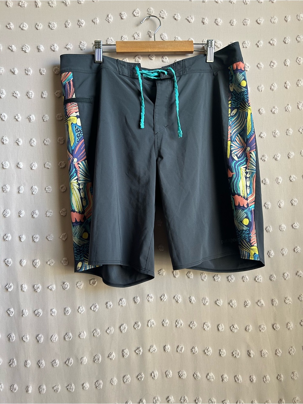Patagonia Men’s Hydropeak 19” Boardshorts Sz 33 Grey Abstract